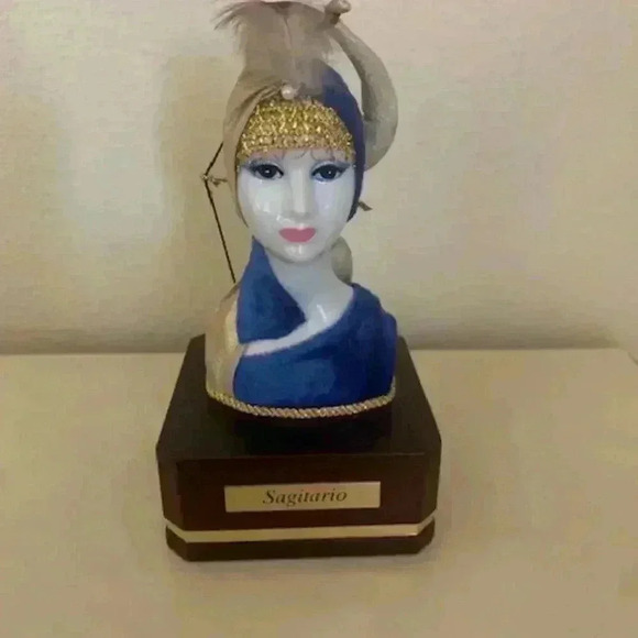 Rare Sagitario Bust Sculpture Princess With Bow & Arrow On Wood Base 6" Tall  WI - Picture 2 of 7